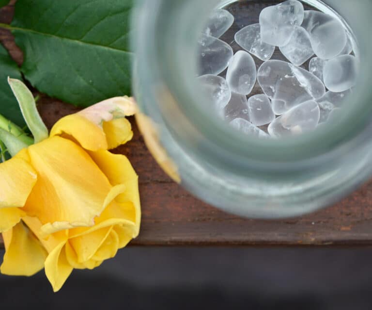 Weck Wasserflasche mit Glasdeckel und Bergkristall Edelsteinen von HeimQuell